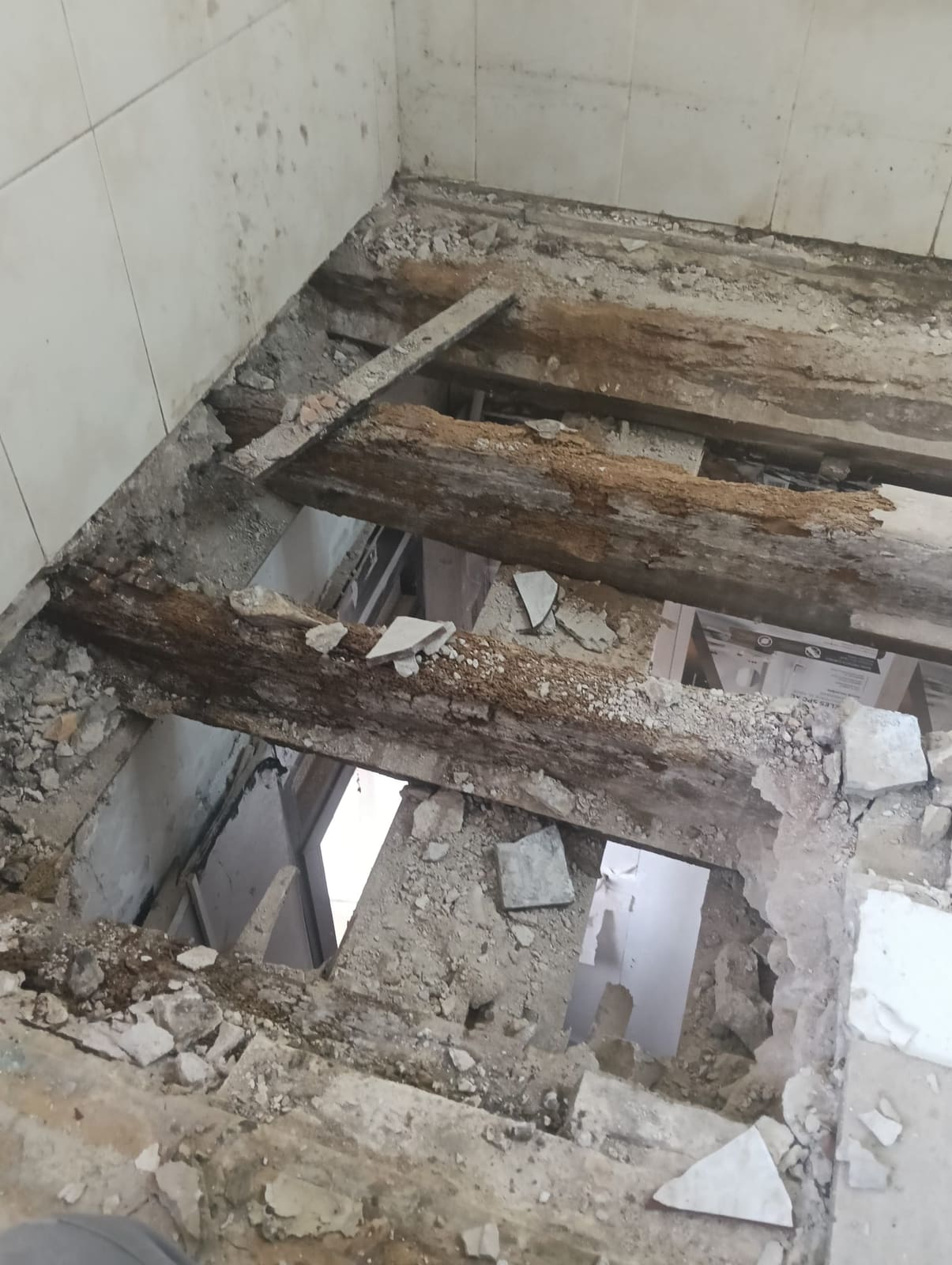 Mallazo de acero soldado sobre el nuevo forjado antes del vertido de hormigón