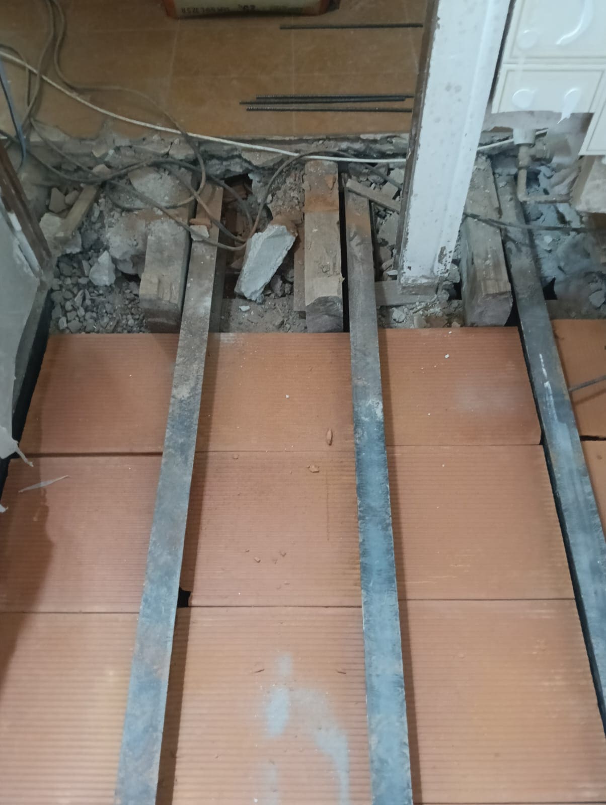 Viguetas metálicas nuevas con bovedilla cerámica sustituyendo al forjado antiguo
